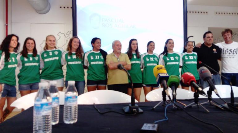 El Elche Mustang en su presentación en la sede del patrocinador El Elche Mustang en su presentación en la sede del patrocinador