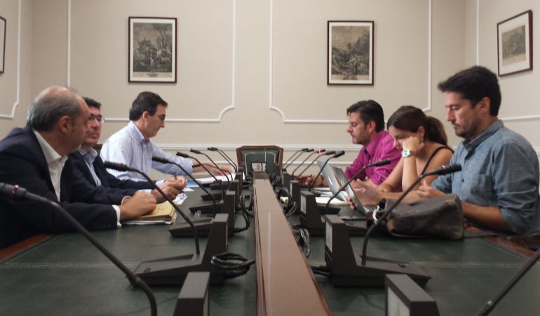 Una imagen de la sesión de la comisión de investigación de Taula en el Ayuntamiento este martes, con la silla de comparecientes vacía Una imagen de la sesión de la comisión de investigación de Taula en el Ayuntamiento este martes, con la silla de comparecientes vacía