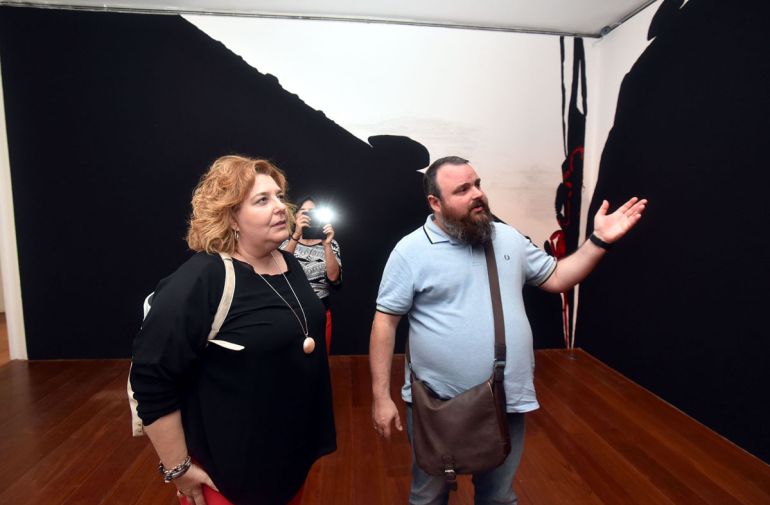 El pintor Jesús Zurita y la diputada de Cultura de la Diputación de Granada, Fátima Gómez, visita la exposición del primero en el Centro Guerrero de Granada El pintor Jesús Zurita y la diputada de Cultura de la Diputación de Granada, Fátima Gómez, visita la exposición del primero en el Centro Guerrero de Granada