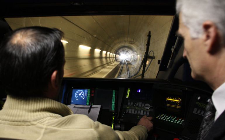 Un dels primers viatges pel túnel. Un dels primers viatges pel túnel.