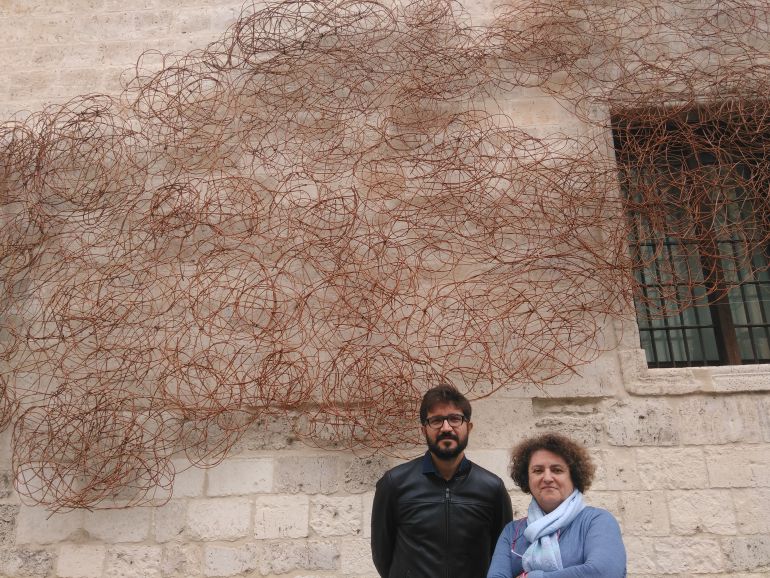 Federico Rodríguez y Margarita de los Ángeles posan ante la 'Estela Vegetal' formada por mimbre y creada por más de 50 voluntarios durante una semana Federico Rodríguez y Margarita de los Ángeles posan ante la 'Estela Vegetal' formada por mimbre y creada por más de 50 voluntarios durante una semana