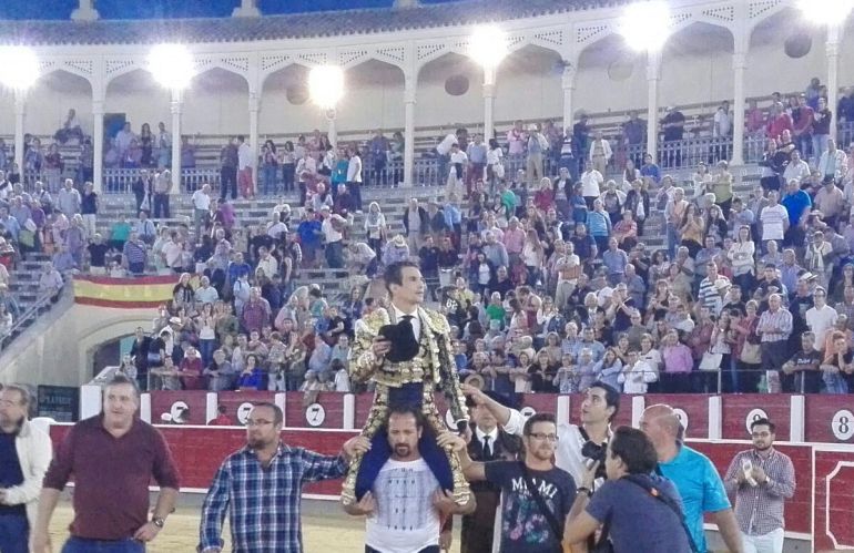 Manzanres, a hombros en la plaza de toros de Albacete Manzanres, a hombros en la plaza de toros de Albacete