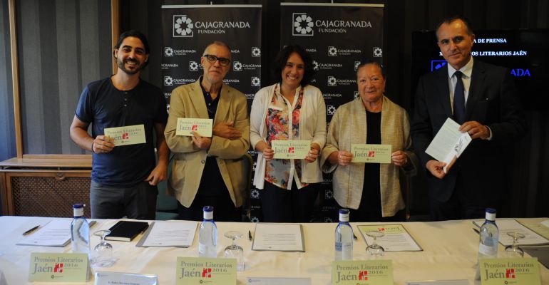 Los presidentes de los jurados de los Premios Literarios 'Jaén' junto a responsables de la entidad. Los presidentes de los jurados de los Premios Literarios 'Jaén' junto a responsables de la entidad.