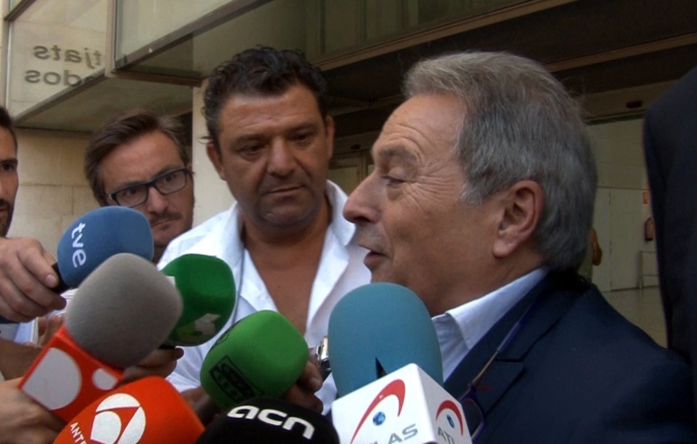 Pla mitjà curt de l'expresident de la Diputació de València Alfonso Rus atenent als mitjans a la sortida de la Ciutat de la Justícia de València. Horitzontal Pla mitjà curt de l'expresident de la Diputació de València Alfonso Rus atenent als mitjans a la sortida de la Ciutat de la Justícia de València. Horitzontal
