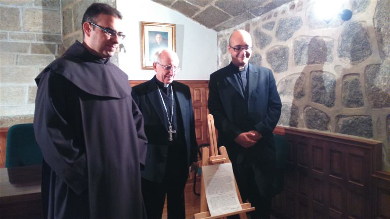 David Jiménez, prior de La Santa, Jesús Garcia Burillo, obispo de Ávila, y Jorge Zazo, delegado pastoral de Juventud, enseñan el escrito de la Santa Sede David Jiménez, prior de La Santa, Jesús Garcia Burillo, obispo de Ávila, y Jorge Zazo, delegado pastoral de Juventud, enseñan el escrito de la Santa Sede