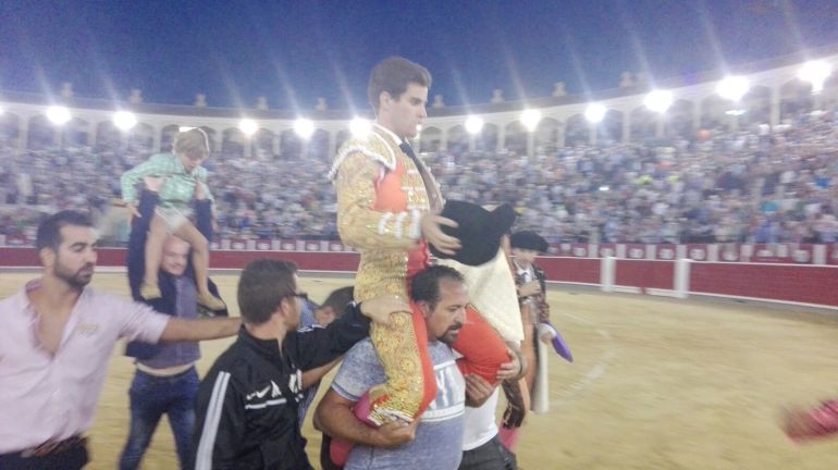 Rubén Pinar corta tres orejas y sale por la puerta grande en la última del abono Rubén Pinar corta tres orejas y sale por la puerta grande en la última del abono