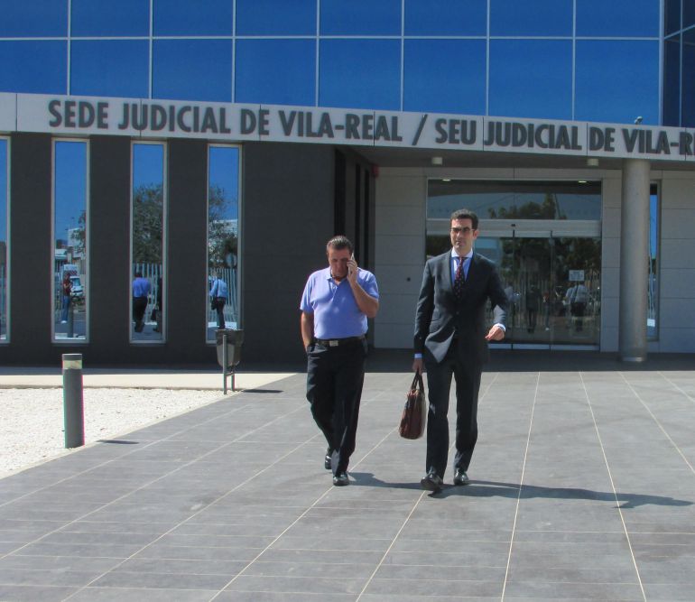 El empresario Santos Pozo y su abogado saliendo de los juzgados tras comparecer por el caso Piaf El empresario Santos Pozo y su abogado saliendo de los juzgados tras comparecer por el caso Piaf