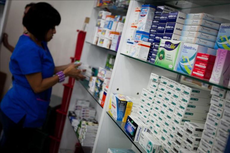 Medicamentos en la estantería de una farmacia Medicamentos en la estantería de una farmacia
