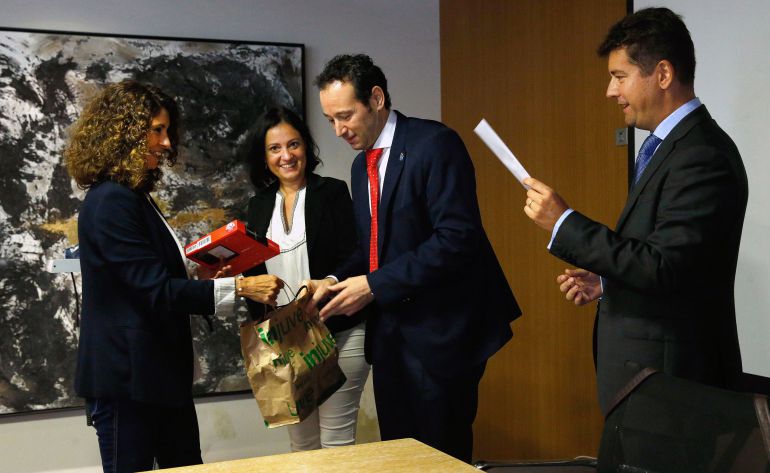 El consejero de Presidencia y Participación Ciudadana, Guillermo Martínez, hace entrega del galardón a la profesora del IES Pando, en presencia de la directora general del Instituto Asturiano de la Mujer y Políticas de Juventud, Almudena Cueto, y de Iván Ardura, director de instituciones de ”la Caixa” en Asturias. El consejero de Presidencia y Participación Ciudadana, Guillermo Martínez, hace entrega del galardón a la profesora del IES Pando, en presencia de la directora general del Instituto Asturiano de la Mujer y Políticas de Juventud, Almudena Cueto, y de Iván Ardura, director de instituciones de ”la Caixa” en Asturias.