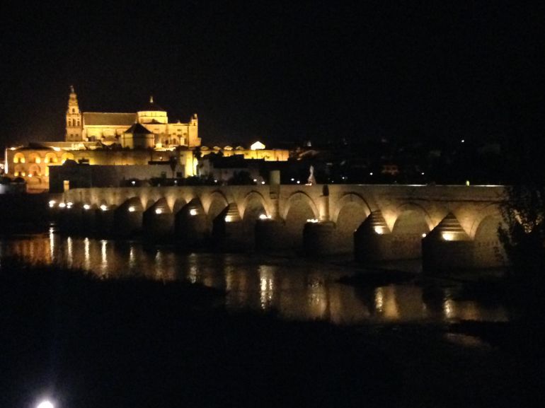 Vista nocturna del puente romano y la Mezquita Catedral Vista nocturna del puente romano y la Mezquita Catedral