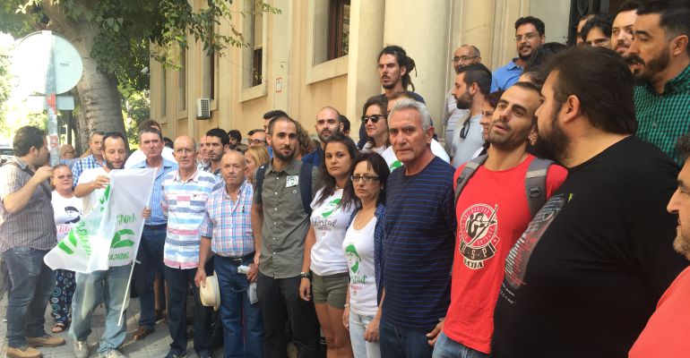 El diputado de Unidos Podemos, Diego Cañamero, junto a otros cargos durante la concentración. El diputado de Unidos Podemos, Diego Cañamero, junto a otros cargos durante la concentración.