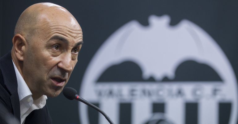 El exentrenador del Valencia, Pako Ayestarán, durante su despedida en la sala de prensa de la ciudad deportiva de Paterna, en la que ha declarado que "la ilusión se ha transformado en decepción. Estoy decepcionado por no ser capaz de conseguir los resultados que esperábamos, por no devolver la confianza y por no haber tenido tiempo de haber liderado este proyecto". El exentrenador del Valencia, Pako Ayestarán, durante su despedida en la sala de prensa de la ciudad deportiva de Paterna, en la que ha declarado que "la ilusión se ha transformado en decepción. Estoy decepcionado por no ser capaz de conseguir los resultados que esperábamos, por no devolver la confianza y por no haber tenido tiempo de haber liderado este proyecto".
