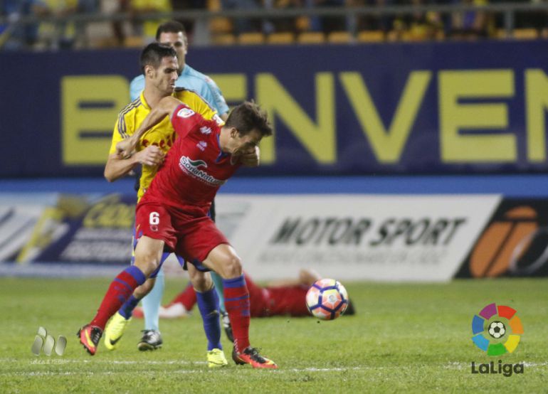 Íñigo Pérez protege el balón ante un rival en el Ramón de Carranza. Íñigo Pérez protege el balón ante un rival en el Ramón de Carranza.