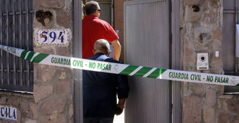 Imágenes del exterior de la casa de Pioz donde aparecieron los cuatro cuerpos sin vida Imágenes del exterior de la casa de Pioz donde aparecieron los cuatro cuerpos sin vida