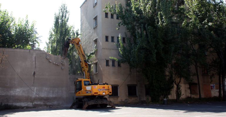 Pla general d'una excavadora durant l'inici dels treballs d'enderroc de l'edifici de Magisteri de Lleida. Pla general d'una excavadora durant l'inici dels treballs d'enderroc de l'edifici de Magisteri de Lleida.