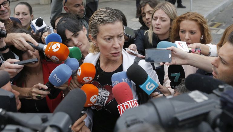 Diana López Pinel, madre de Diana Quer, la joven madrileña que desapareció en Galicia el pasado 22 de agosto, atiende a los medios tras prestar declaración en el juzgado con motivo de la retirada de la custodia de su otra hija, Valeria, que vive ahora con el padre, esta mañana en Ribeira. Diana López Pinel, madre de Diana Quer, la joven madrileña que desapareció en Galicia el pasado 22 de agosto, atiende a los medios tras prestar declaración en el juzgado con motivo de la retirada de la custodia de su otra hija, Valeria, que vive ahora con el padre, esta mañana en Ribeira.