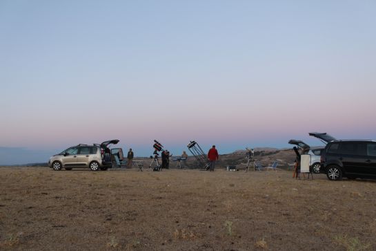 Aficionados a la astronomía preparados para observar las estrellas en Don Domingo. Aficionados a la astronomía preparados para observar las estrellas en Don Domingo.