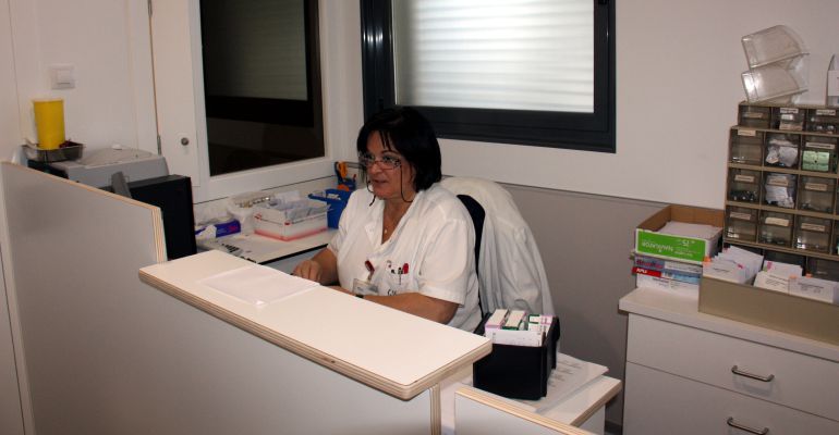 Una treballadora assaguda en un taulell de dispensa de metadona del Servei d'Atenció i Seguiment de les Drogodependències de l'Hospital Santa Maria de Lleida Una treballadora assaguda en un taulell de dispensa de metadona del Servei d'Atenció i Seguiment de les Drogodependències de l'Hospital Santa Maria de Lleida