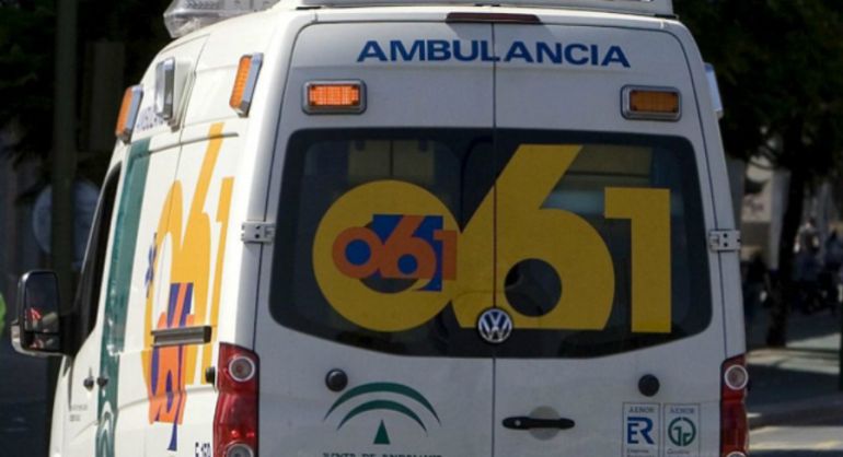 Un muerto y seis heridos tras el vuelco de un camión en El Ronquillo Un muerto y seis heridos tras el vuelco de un camión en El Ronquillo