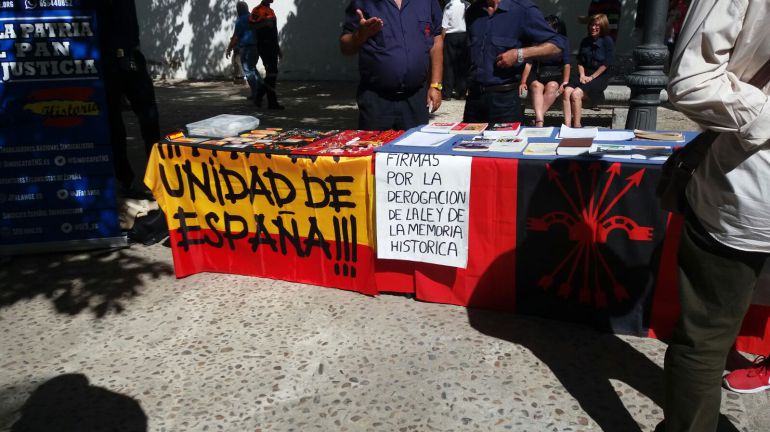 Mesa puesta en Villaviciosa de Odón por el partido Fe-La Falange Mesa puesta en Villaviciosa de Odón por el partido Fe-La Falange