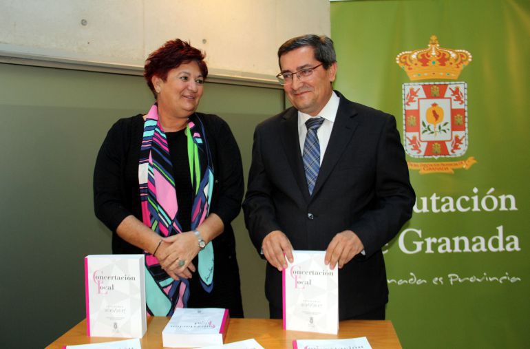 Imagen de archivo de la alcaldesa de Órgiva (Granada) junto al presidente de la Diputación de Granada Imagen de archivo de la alcaldesa de Órgiva (Granada) junto al presidente de la Diputación de Granada