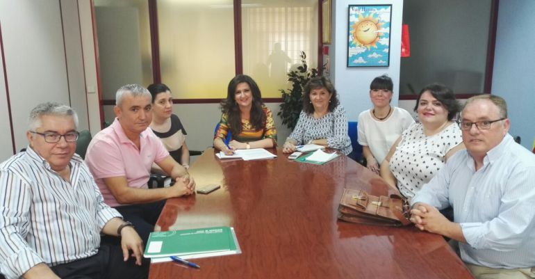La delegada de Educación, Yolanda Caballero, con representantes de la asociación 'Abriendo camino'. La delegada de Educación, Yolanda Caballero, con representantes de la asociación 'Abriendo camino'.