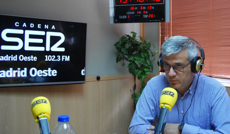El alcalde de Móstole y senador por Madrid, David Lucas, en los estudios de Ser Madrid Oeste (archivo) El alcalde de Móstole y senador por Madrid, David Lucas, en los estudios de Ser Madrid Oeste (archivo)