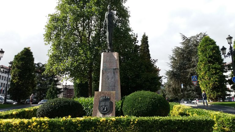 "Monumento a la Paz", en la plaza de España, de Oviedo del que fue retirado el pasado año 2015 el medallón con la efigie de Franco y sustituido por el escudo de la ciudad. "Monumento a la Paz", en la plaza de España, de Oviedo del que fue retirado el pasado año 2015 el medallón con la efigie de Franco y sustituido por el escudo de la ciudad.