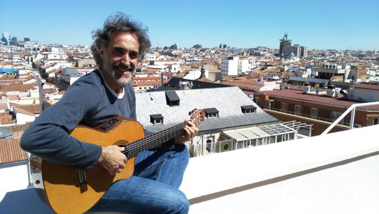 Rafa Sánchez y su guitarra en la terraza de la SER. Rafa Sánchez y su guitarra en la terraza de la SER.