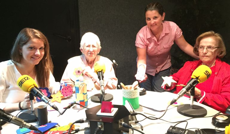 Con más de 80 años, Agustina Tena (izquierda) y Concha Castro (derecha) nos han mostrado sus manualidades solidarias Con más de 80 años, Agustina Tena (izquierda) y Concha Castro (derecha) nos han mostrado sus manualidades solidarias