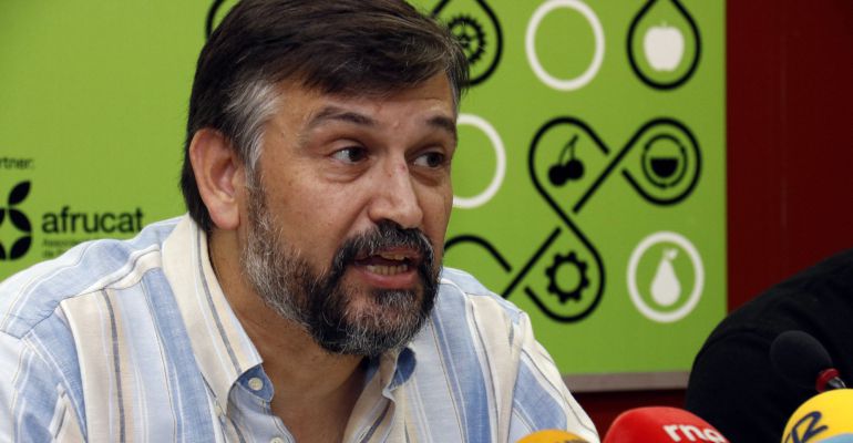 Primer pla del coordinador nacional d'UP a Lleida, Joan Caball, durant la roda de premsa a la Fira de Sant Miquel Primer pla del coordinador nacional d'UP a Lleida, Joan Caball, durant la roda de premsa a la Fira de Sant Miquel