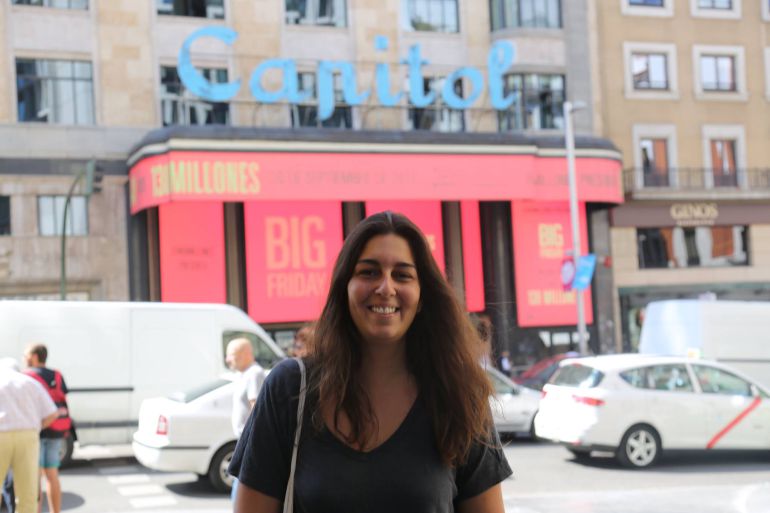 Alba González de Molina ante el cine Capitol. Alba González de Molina ante el cine Capitol.
