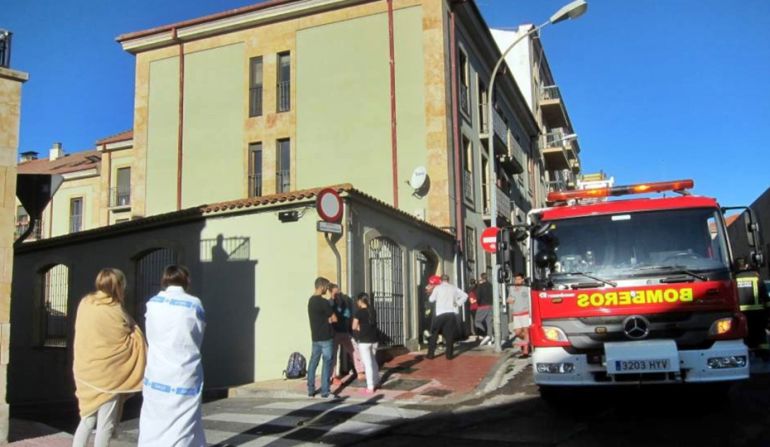 4 jóvenes huyen de un fuego en su vivienda por la azotea 4 jóvenes huyen de un fuego en su vivienda por la azotea