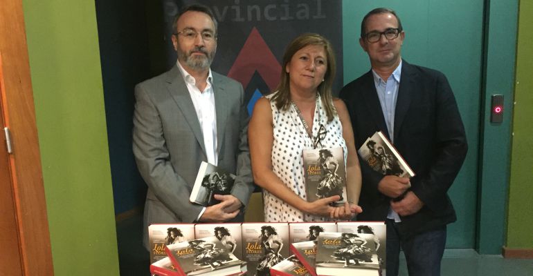 La delegada de cultura, Pilar Salazar, junto al autor del libro, Alberto Romero Ferrer (derecha. La delegada de cultura, Pilar Salazar, junto al autor del libro, Alberto Romero Ferrer (derecha.
