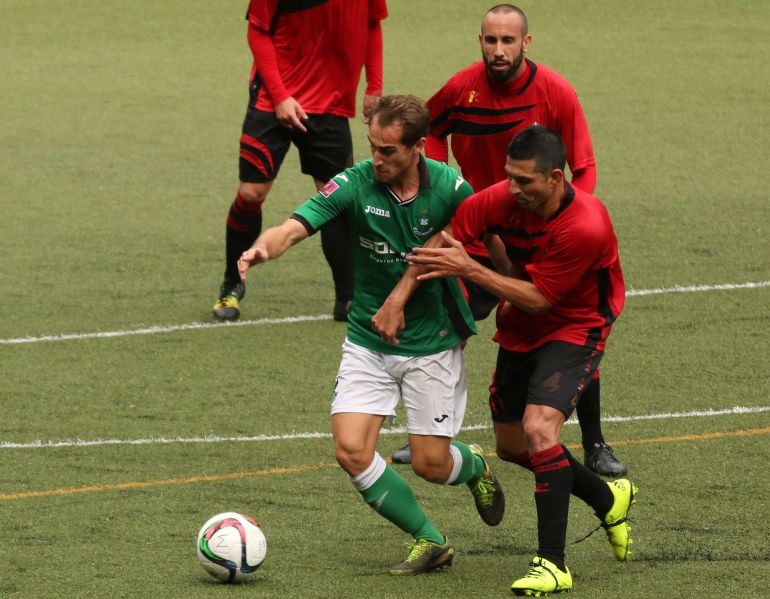 Pablo Gonzalez encimado por defensores del Mensajero en la pasada temporada Pablo Gonzalez encimado por defensores del Mensajero en la pasada temporada