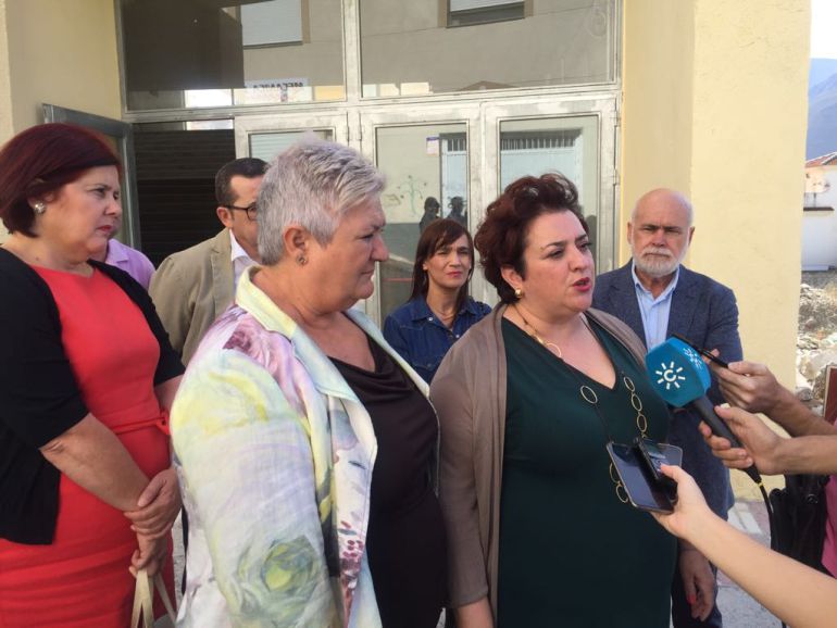 La secretaria provincial del PSOE de Granada (d) y el grupo parlamentario socialista apoya en Órgiva a la alcaldesa (i) ante la inminente moción de censura presentada por toda la oposición en su contra La secretaria provincial del PSOE de Granada (d) y el grupo parlamentario socialista apoya en Órgiva a la alcaldesa (i) ante la inminente moción de censura presentada por toda la oposición en su contra