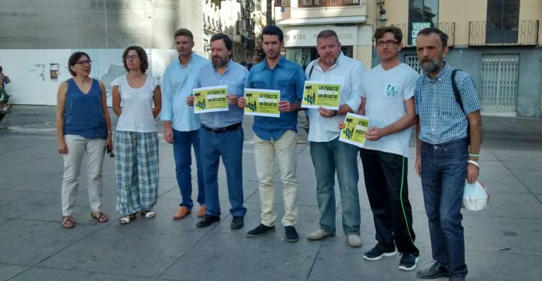Miembros de la plataforma en defensa de los servicios públicos. Miembros de la plataforma en defensa de los servicios públicos.