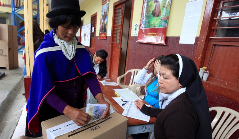 Una indígena guambiano vota en el referendum de este domingo en Silvia Una indígena guambiano vota en el referendum de este domingo en Silvia