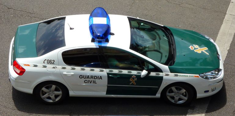 Se lleva por delante un coche de la Guardia Civil y dos bomberos Se lleva por delante un coche de la Guardia Civil y dos bomberos