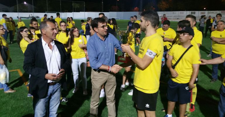 El diputado de Deportes, Juan Ángel Pérez, entrega al Begíjar la Copa Presidente de la Diputación. El diputado de Deportes, Juan Ángel Pérez, entrega al Begíjar la Copa Presidente de la Diputación.
