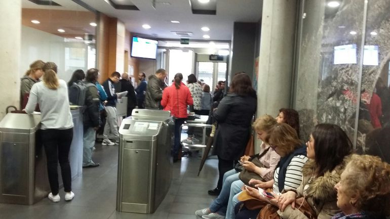 Solicitantes de la ayuda al alquiler en la sede de la Consejería de Vivienda Solicitantes de la ayuda al alquiler en la sede de la Consejería de Vivienda
