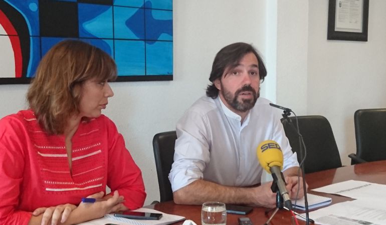 El alcalde de Valdemoro, acompañado por la concejal de Servicios Sociales El alcalde de Valdemoro, acompañado por la concejal de Servicios Sociales