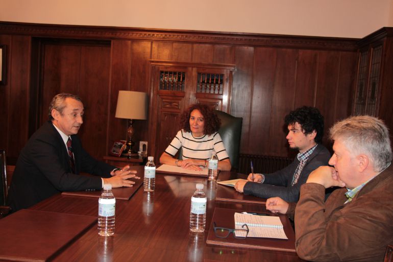 La reunión con el director de la zona Noroeste de Endesa, MIguel Tomboury La reunión con el director de la zona Noroeste de Endesa, MIguel Tomboury