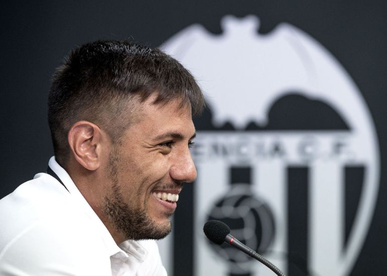 El portero brasileño del Valencia, Diego Alves, durante la rueda de prensa que ha ofrecido tras el entrenamiento de este jueves. El portero brasileño del Valencia, Diego Alves, durante la rueda de prensa que ha ofrecido tras el entrenamiento de este jueves.