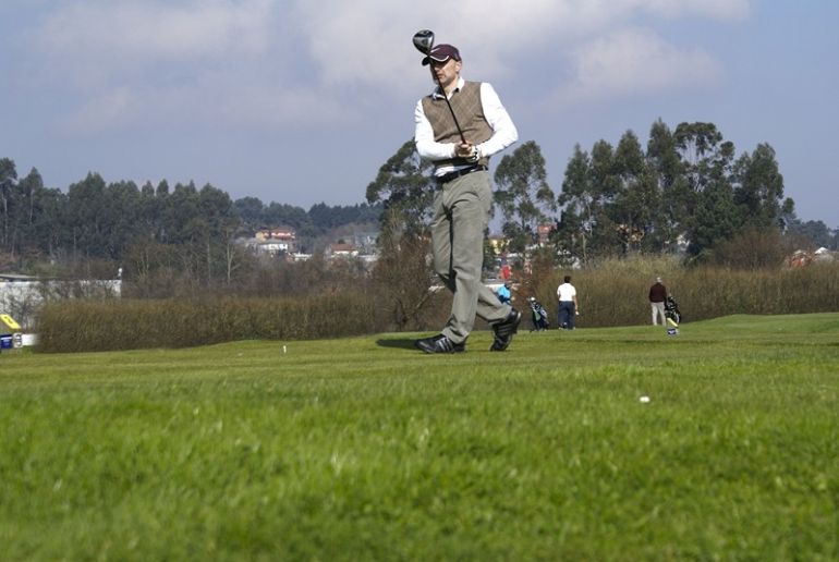 Un jugador de golf en el campo del Real Aeroclub de Vigo. Un jugador de golf en el campo del Real Aeroclub de Vigo.