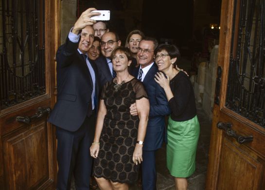 GRA220. GERNIKA (BIZKAIA), 07/10/2016.- Josu Erkoreka (i), Arantza Tapia (c) y otros consejeros del Gobierno Vasco se hacen un "selfie" al finalizar los actos de celebración del 80 aniversario del primer Gobierno Vasco, presidido por José Antonio Agirre. EFE/MIGUEL TOÑA GRA220. GERNIKA (BIZKAIA), 07/10/2016.- Josu Erkoreka (i), Arantza Tapia (c) y otros consejeros del Gobierno Vasco se hacen un "selfie" al finalizar los actos de celebración del 80 aniversario del primer Gobierno Vasco, presidido por José Antonio Agirre. EFE/MIGUEL TOÑA