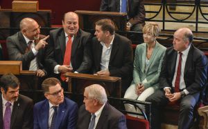 GRA232. GERNIKA (BIZKAIA), 07/10/2016.- José Antonio Pastor, Andoni Ortuzar, Arnaldo Otegi, Pili Zabala y Carmelo Barrio (i a d), dirigentes del PSE, PNV, EHBildu, Podemos y PP respectivamente, conversan hoy en la Casa de Juntas de Gernika durante los actos de conmemoración del 80 aniversario del primer Gobierno Vasco presidido por José Antonio Agirre. EFE/MIGUEL TOÑA **POOL** GRA232. GERNIKA (BIZKAIA), 07/10/2016.- José Antonio Pastor, Andoni Ortuzar, Arnaldo Otegi, Pili Zabala y Carmelo Barrio (i a d), dirigentes del PSE, PNV, EHBildu, Podemos y PP respectivamente, conversan hoy en la Casa de Juntas de Gernika durante los actos de conmemoración del 80 aniversario del primer Gobierno Vasco presidido por José Antonio Agirre. EFE/MIGUEL TOÑA **POOL**