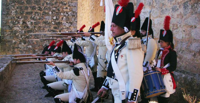 Varios soldados recrean una escena de la Batalla de Bailén. Varios soldados recrean una escena de la Batalla de Bailén.