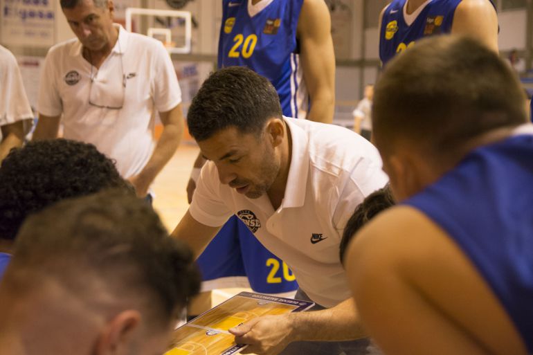 Gonzalo García, entrenador del COB, en un tiempo muerto con sus jugadores Gonzalo García, entrenador del COB, en un tiempo muerto con sus jugadores