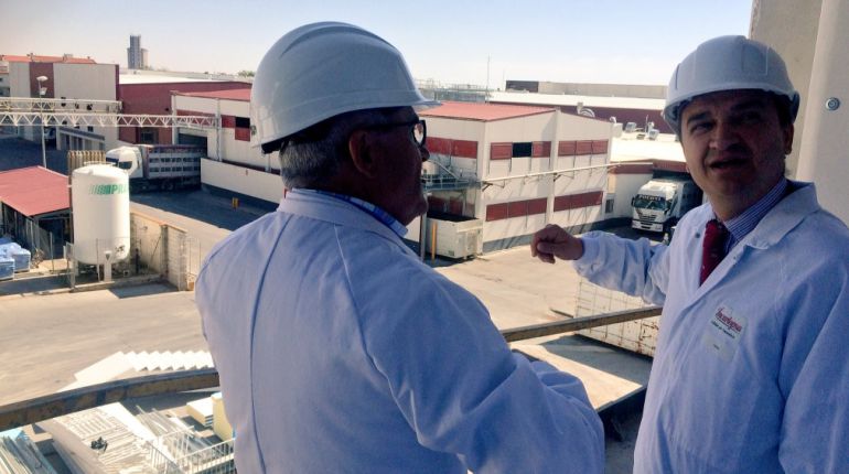 El consejero, Francisco Martínez Arroyo, con el Emilio Loriente, director de Incarlopsa, visitando la ampliación de las instalaciones El consejero, Francisco Martínez Arroyo, con el Emilio Loriente, director de Incarlopsa, visitando la ampliación de las instalaciones